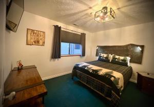 THE SNUGGLE INN