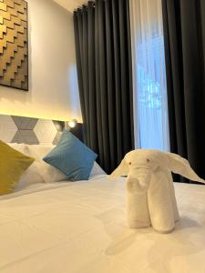 Fullerton Suites