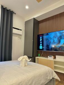 Fullerton Suites