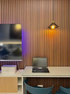 Fullerton Suites