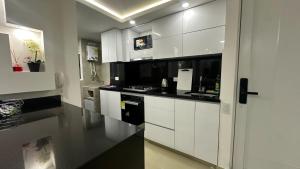 CALI Acogedor y Completo, Apto cerca de Jardin plaza, con piscina, parqueadero y aire acondicionado