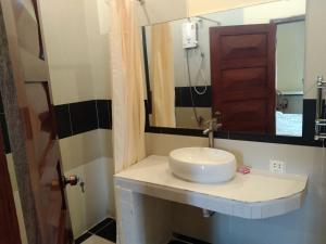 Room 11 - Studio in a villa 5mn walk from the Royal Palace with swimming pool