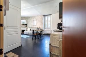 Les Suisses Apartment Zentral in der schönen Altstadt von Le Suquet 5 min zum Strand WLAN