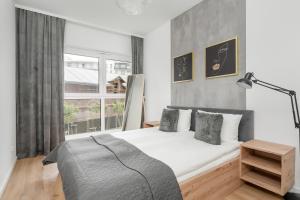 Mieszczańska Modern Apartment with Balcony & Free Parking Wrocław by Renters