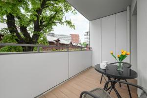 Mieszczańska Modern Apartment with Balcony & Free Parking Wrocław by Renters