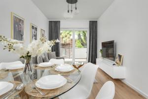 Mieszczańska Modern Apartment with Balcony & Free Parking Wrocław by Noclegi Renters