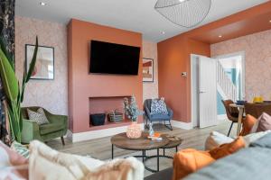 4-Bedroom Stunning Luxe, Spacious & Stylish Design House Bolton, Sleeps 11, with Parking Central Bolton, Links to Manchester, Pet-friendly - by Blue Puffin Stays