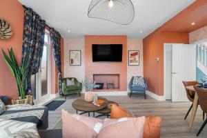 4-Bedroom Stunning Luxe, Spacious & Stylish Design House Bolton, Sleeps 11, with Parking Central Bolton, Links to Manchester, Pet-friendly - by Blue Puffin Stays