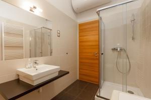 Art Deco Apartment 3 Bedroom, 3 Bathroom, Balcony