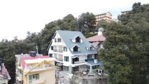 Alaya Stays 5 BHK with Hill View - Meridian Oak