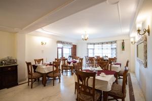 Alaya Stays 5 BHK with Hill View - Meridian Oak