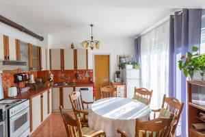 Tinka, Apartment No 12