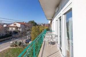 Tinka, Apartment No 12