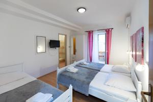 Tinka, Apartment No 8