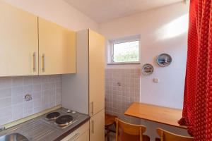 Tinka, Apartment No 8