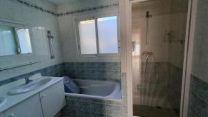 Villas Ref 089 Maison standing avec jardin et internet pour dix : photos des chambres