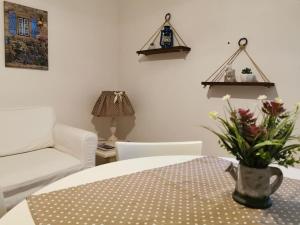 BORGO DE’ CENCI, lovely apartment below the Castel
