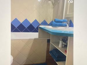 Logement en résidence vacances classe 2 étoiles au bord de mer 4 couchages avec cabine lit superposé et au salon un canapé convertible et piscine à 300 m des transports communs,gare ferroviaire,commerces et plages