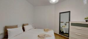 Ten Minutes From Airport - 1