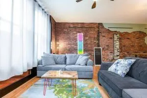 Cityscape Elegance - Stylish Skyline Views Retreat - Lagrange