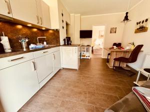 SEGELund - Zeit für uns- ruhige und sonnige Ferienwohnung mit Terrasse und Garten nahe Strand und Ostsee