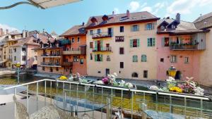 LEau Vive Jacuzzi et Sauna en vieille ville 5