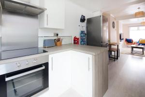 GuestReady Modern 2BR Home by Anfield Stadium