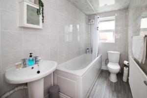 GuestReady Modern 2BR Home by Anfield Stadium