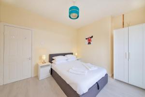 GuestReady Modern 2BR Home by Anfield Stadium