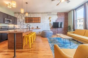 Chic Downtown Retreat - Rooftop Oasis