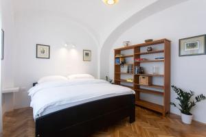 Green Oasis Apartment In The City With A Patio