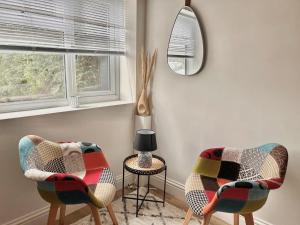 Vibrant Bungalow 2 Bedroom Flat with secure private parking