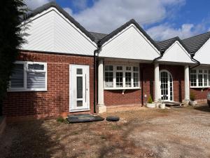 Vibrant Bungalow 2 Bedroom Flat with secure private parking