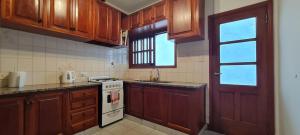 Casa familiar con parrilla y patio compartido