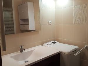 Studio dernier étage avec balcon, parking et WiFi, animaux admis - FR-1-512-276