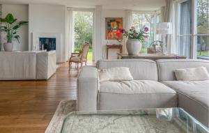 5 Bedroom Cozy Home In Bergen