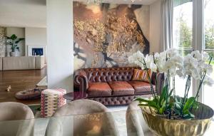5 Bedroom Cozy Home In Bergen