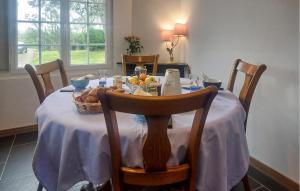 Maisons de vacances 2 Bedroom Lovely Home In Ponthoile : photos des chambres