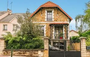 Nice Home In Bourg-La-Reine With Wifi - 舍维伊拉吕