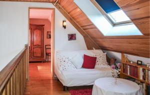 Maisons de vacances Awesome Home In Saint-mesmin With Kitchenette : photos des chambres