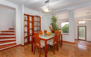 3 Bedroom Awesome Home In Mundanije 