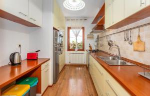 3 Bedroom Awesome Home In Mundanije 