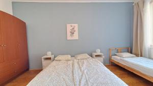 Na Slupi Sanctuary: Serene 2-Bedroom Getaway Prague