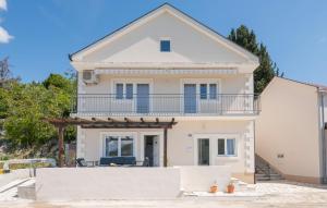 2 Bedroom Nice Apartment In Rogotin