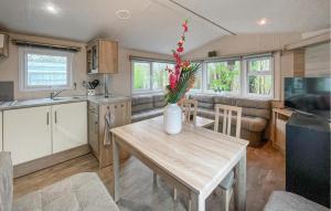 2 Bedroom Cozy Stacaravan In Makkum