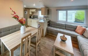 2 Bedroom Cozy Stacaravan In Makkum