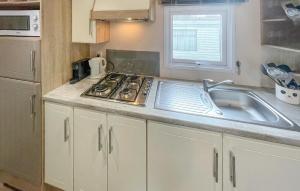 2 Bedroom Cozy Stacaravan In Makkum