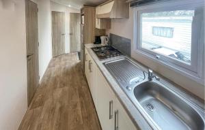 2 Bedroom Cozy Stacaravan In Makkum