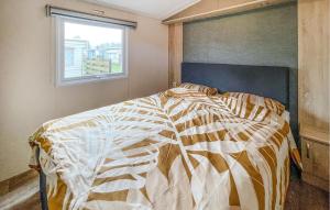 2 Bedroom Cozy Stacaravan In Makkum