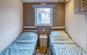2 Bedroom Cozy Stacaravan In Makkum